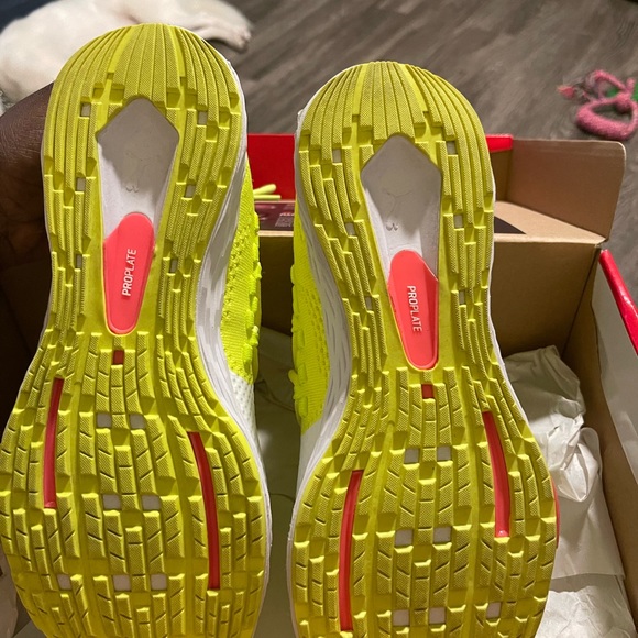 Like New Puma Speed 300 racer Neon yellow .. pink and white 8.5 in woman’s - Picture 5 of 11